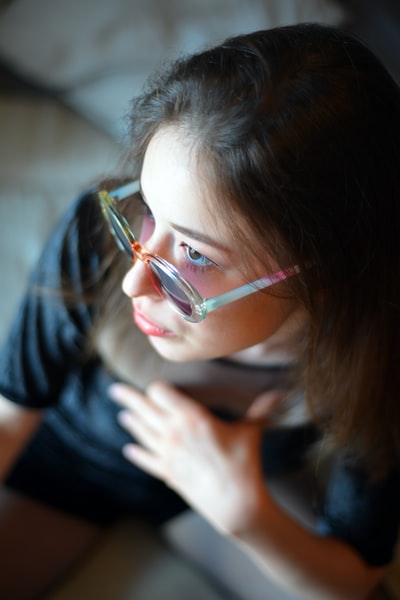 Wear black round collar T-shirt, the girl with glasses
